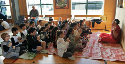 Students learned a simple pese Sāmoa (Sāmoan song).